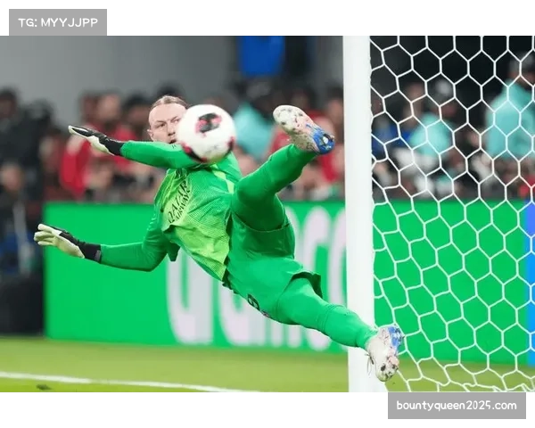 特写镜头：斯特拉斯堡门将泽尔斯扑出单刀后激情怒吼鼓舞队友